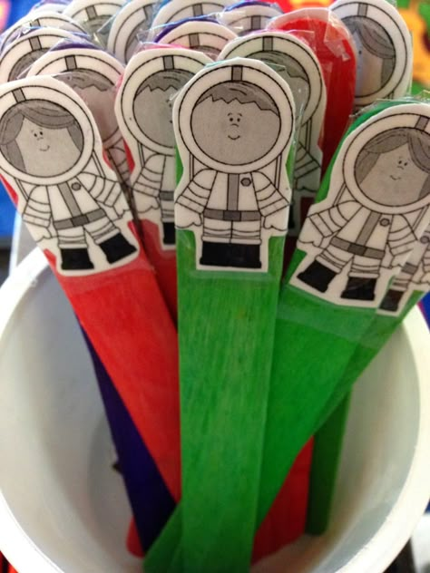 Space People: helps create spaces between the words when writing. Space People, Literacy Activities Kindergarten, Classroom Goals, Kindergarten Language Arts, 1st Grade Writing, First Grade Writing, Kindergarten Fun, Kindergarten Writing, Teaching Literacy