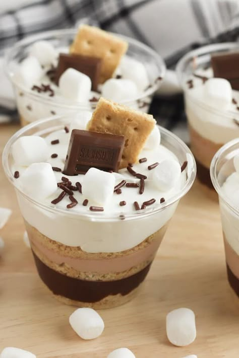 Looking for fun and easy desserts that kids can make? These s'mores pudding parfait cups are pretty and easy to make in just a few minutes! Older kids could even make these instant chocolate pudding desserts by themselves! Learn how to make these cute pudding cups for simple sweet treats to cool off this summer! Easy Diy Dessert Shooters, S’mores Pudding Parfaits, Cute Pudding Cups, Birthday Pudding Cups, School Friendly Desserts, S’mores Parfait Cups, Homemade Pudding Cups, Small Pudding Desserts, S’mores Dessert Cups