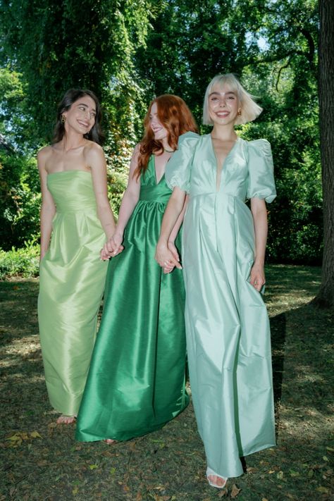 Three chic bridesmaids wearing vibrant green dresses, holding hands and smiling in a lush garden setting, perfect inspiration for a colorful and elegant summer wedding. Celebrity Bridesmaid Dresses, Green Bridal Party Dress, Vogue Bridesmaid Dresses, Dramatic Bridesmaid Dresses, Non Traditional Bridesmaids, Green Dresses Bridesmaid, Wedding Guest Green Dress, Formal Wedding Guest Attire Summer, Maximalist Bridesmaid Dresses