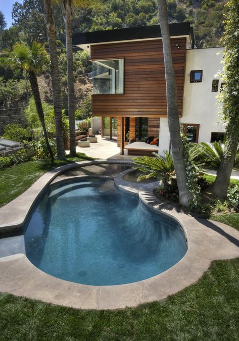 Now shallower, the existing kidney shaped pool was redesigned to incorporate a jacuzzi and a 3” deep wading pool for “floating” lounge furniture. Kidney Shaped Pool, Small Swimming Pools, Cool Swimming Pools, Swimming Pools Backyard, Pool Design, Small Pool, Design Exterior, Swimming Pool Designs, Garden Pool