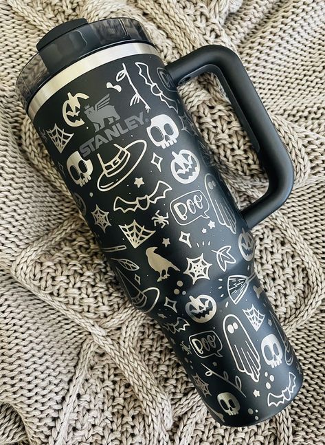 Halloween Stanley Cup, Stanley Cup Engraving Ideas, Cute Stanley, Spooky Tumbler, Doodle Design, Cute Water Bottles, Spooky Gifts, Stanley Tumbler, Halloween Tumbler