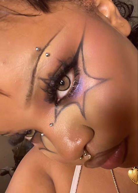 pinterest//@shaizzleee🧚🏽‍♀️ Cute Eye Makeup, Graphic Makeup, Alternative Makeup, Cool Makeup Looks, Ethereal Makeup, Dope Makeup, Edgy Makeup, Cute Makeup Looks, Makeup Eye Looks