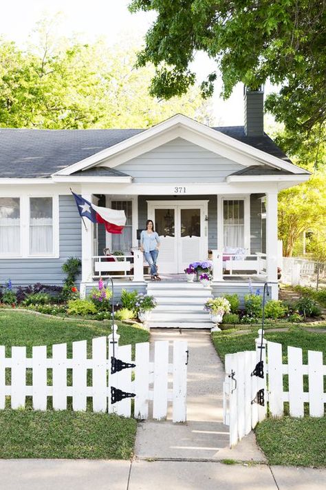 Texas Cottage, Cottage Exteriors, Country Cottage Decor, Cottage Exterior, Cottage Style Homes, Craftsman Style Homes, Small Cottage, Southern Home, Cottage Design