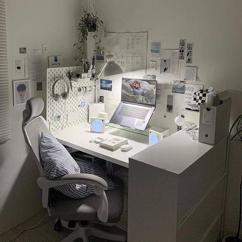 Acubi Room, Aesthetic Desks, Desk Aesthetic, Room Things, Study Desk Decor, Desk Inspo, Desk Inspiration, White Desk, Room Redesign