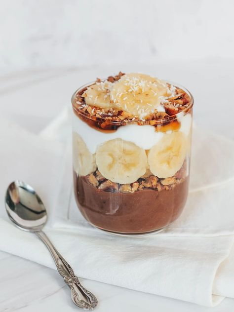 Parfait Plating Ideas, Healthy Dessert Parfait, Chocolate Yogurt Parfait, Chloe Ting Recipes, Yogurt Parfait Aesthetic, Parfait Aesthetic, Yogurt And Banana, Yoghurt Parfait, Chocolate Banana Pudding