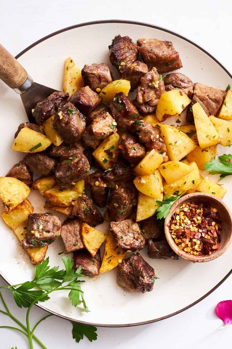 Air Fryer Garlic Steak Bites and Potatoes Garlic Steak Bites And Potatoes, Garlic Steak And Potatoes, Steak Bites And Potatoes, Baked Beef Stew, Potato Seasoning, Garlic Steak Bites, Ground Beef Meatballs, Air Fryer Garlic, Steak And Potatoes