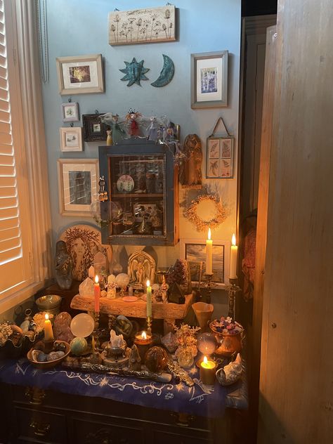 Ancestral Alter Ideas, Alter Set Up Witchcraft, Witch Altar Aesthetic, Small Altar Ideas, Alter Ideas Spiritual, Spiritual Altar Ideas, Alter Inspiration, Alter Table, Alter Ideas