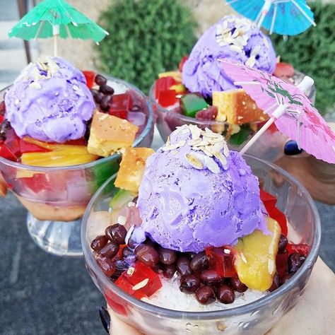 Ube ice cream atop festive bowls of halo-halo. Ube Ice Cream, Filipino Street Food, Pinoy Dessert, Filipino Food Dessert, Philippines Food, Falafels, Halo Halo, Filipino Desserts, Filipino Recipes