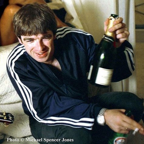 Cigs and Alcohol {1994}🔥 ? Person Pose, 00s Music, Liam Gallagher Oasis, David Gallagher, You Make Me Crazy, Liam And Noel, Oasis Band, The Gallaghers, We Are Best Friends