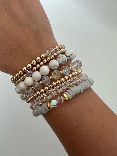 Stretchy Bracelet Ideas, How To Make Stack Bracelets, Glass Bead Designs, Diy Stackable Bracelets, Trending Beaded Bracelets 2023, Popular Beaded Bracelets, Stacked Bracelet Ideas, Classy Beaded Bracelets, Crystal Bracelet Stack