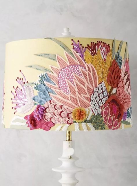 Embroidered Lamp, Diy Luminaire, Lampshade Makeover, Diy Light Fixtures, Diy Lampe, Diy Lamp Shade, Fabric Lampshade, Creative Lighting, Crewel Embroidery