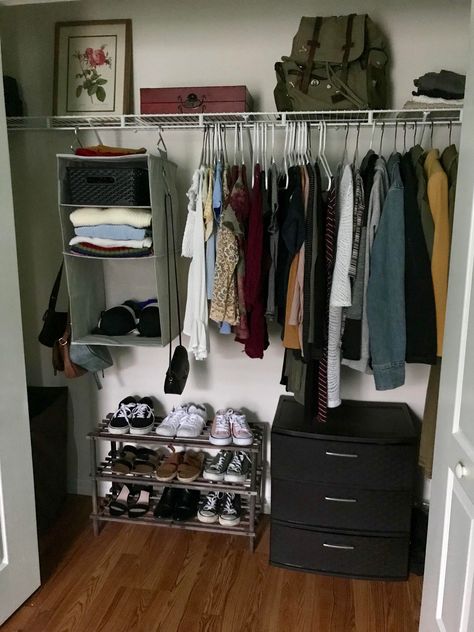 Open Closet Designs Small Spaces, Cool Guys Room Ideas, Nyc Apartment Laundry Room, Grunge Closet Room, Room Inspo Storage, Woredrobe Designs, Alt Closet, Chill Room, Redecorate Bedroom