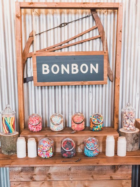 bar a bonbon fait maison Diy Candy Bar, Graduation Party Ideas, Sweet Bar, Diy Candy, Wedding Bar, Sweet Candy, Crepe Paper, Home Wedding, Graduation Party