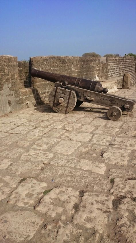 Diu fort Canons Ancient Technology, Old Fort, Architectural Details, My Photo Gallery, Rock Garden, Cute Cartoon Wallpapers, Girly Photography, Old Pictures, Cartoon Wallpaper