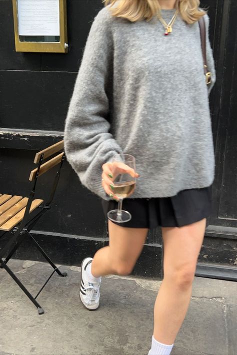 Wine Bar Aesthetic, Mini Skirt And Sweater Outfit, Mini Skirt Outfit Fall, Sweater And Mini Skirt, Style Oversized Sweater, Quiet Luxury Aesthetic, Knit Skirt Outfit, Uni Fits, Bar Aesthetic