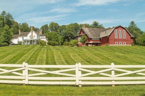 Bloxburg Farm, Blackberry Farm Tennessee, Beautiful Farms, Acreage Landscaping, Farm Property, Farm Estate, Southern Farmhouse, Blackberry Farm, Farm Landscape