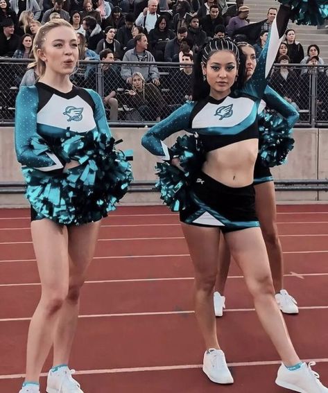 sydney sweeny Maddy Perez Carnival Outfit, Maddy Perez Cheerleader, Gangsta Barbie, Euphoria Fashion, Duo Costumes, Maddy Perez, Casual Attire For Women, Cheerleader Costume, Duo Halloween Costumes