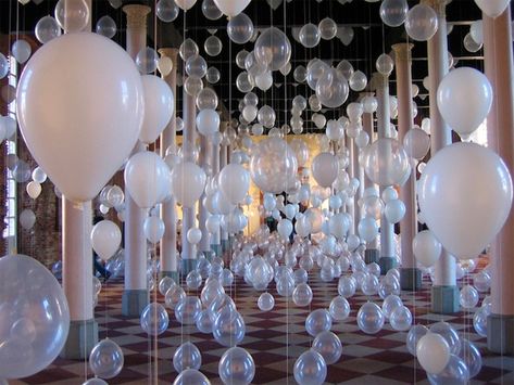 Scattered Crowd: Thousands of White Balloons Suspended by William Forsythe Great Gatsby Prom, Winter Wonderland-party, Mafia Party, William Forsythe, White Party Decorations, Wonderland Party Decorations, Deco Ballon, Winter Dance, Gatsby Theme