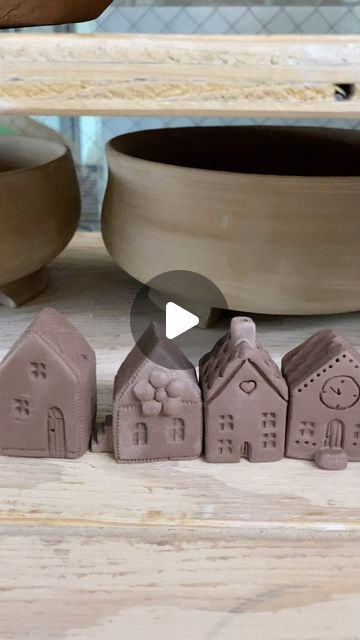 New Houses, Pottery Houses, Clay Houses, Diy Ceramic, Clay Crafts Air Dry, Driftwood Crafts, Pottery Classes, Ceramic Houses, Pottery Ceramics