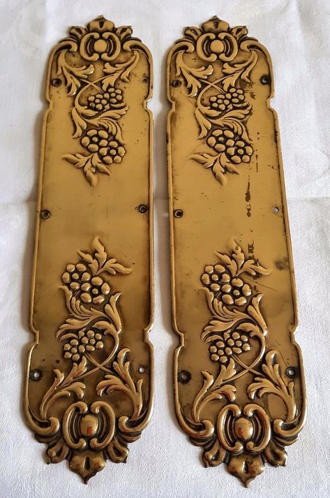 helen warlow on Twitter: "The Victorians loved to have finger plates on their doors. They wanted designs just for themselves. I’ve lived in Victorian houses but never had these . I suspect they were for the Hoi Polloi ! a phrase invented by George Bernard Shaw from his play Pygmalion ( a film too 1935) https://t.co/ceVhzpwHxz" / Twitter Art Neauveau Interior Decor, Door Finger Plates, Finger Plates For Doors, Worm House, Art Nouveau Living Room, Helen Warlow, Victorian Flat, Brass Finger, Chicago Bungalow