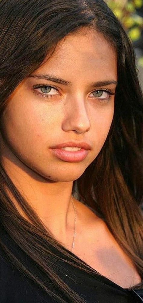 (3) Adriana Lima looks so ugly without makeup and Photoshop. How did she become a model? - Quora Adriana Lima Natural Face, Adriana Lima No Makeup, Adriana Lima Side Profile, Adriana Lima Young Face, Adriana Lima Eyes, Adriana Lima Wallpaper, Adriana Lima Face, Adriana Lima Makeup, Models Without Makeup