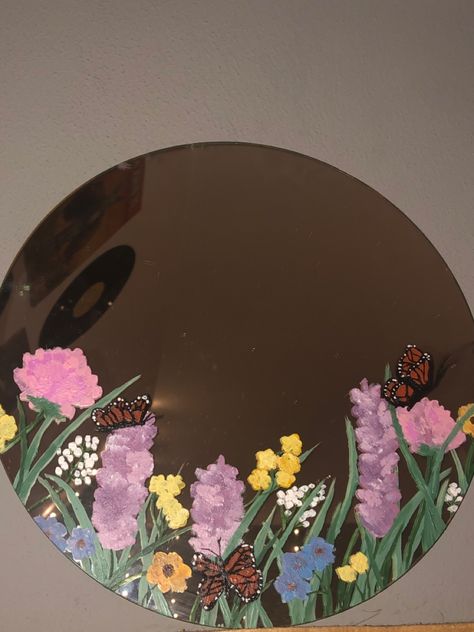 Mirror Painting Butterfly, Draw On Mirror Ideas, Painted Flower Mirror, Butterfly Mirror Painting, Mirror Flower Painting, Flower Painting On Mirror, Flowers Painted On Mirror, Mirror Painting Easy, Mirror Art Painted Aesthetic