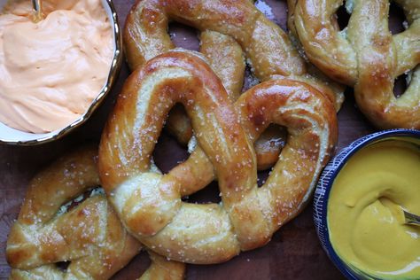 homemade soft pretzels... brb drooling Flavored Soft Pretzel Recipes, Large Soft Pretzel Recipe, Alton Brown Soft Pretzel Recipe, Garlic Soft Pretzel Recipe, Pretzel Soft Recipe, Pub Cheese, Pretzel Shape, Homemade Soft Pretzels, Soft Pretzels