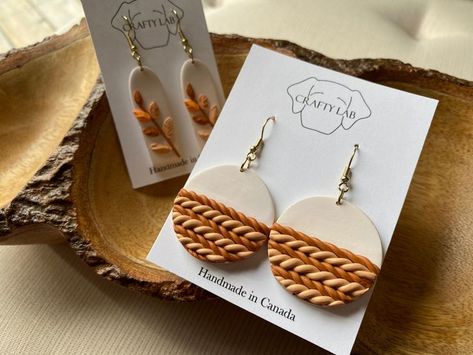 Sweater Polymer Clay Earrings Tutorial, Baby Polymer Clay Earrings, Autumn Polymer Clay Ideas, Polymer Clay Sweater Knit, Clay Sweater Earrings, Sweater Polymer Clay Earrings, Textured Clay Earrings, Fall Polymer Clay Earring Ideas, Fall Clay Earring Ideas