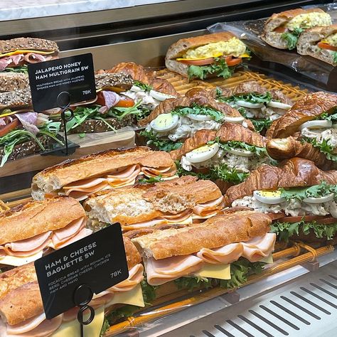 Sandwich Shop Decor, Coffee Shop Food Display, Sandwich Shop Ideas, Deli Aesthetic, Sandwich Display, Grilled Chicken Sandwich Recipes, Light Sandwiches, Japanese Sandwich, Deli Cafe