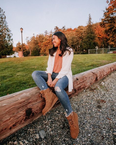 Seasonal colors and coziest boots 🐻🐾 Shop Krista: bearpaw.com/ #LiveLifeComfortably #BearpawStyle 📸 @emmasedition Bearpaw Boots Outfit, Boot Outfits, Boots Slippers, Cozy Boots, Fall Boots, Bear Paw, Bear Paws, Outfit Winter, Bearpaw Boots