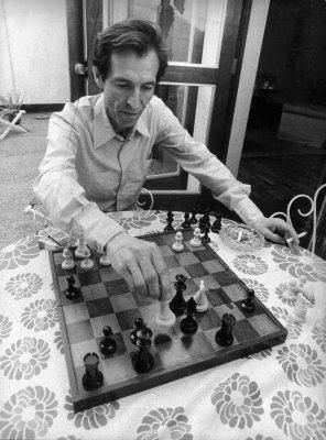 Julio Ramón Ribeyro Mikhail Tal, Vintage Chess Board, Playing Chess, Chess Players, Brand Campaign, Cardboard Paper, Chess Game, Ramones, Handcrafted Wood