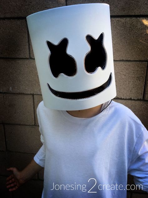 Skip the $500 dollar Marshmello helmets and put together a decent-looking Marshmello costume for under $30. Marshmallow Costume Kids, Diy Marshmello Costume, Marshmallow Costume Diy, Dj Marshmello Costume, Marshmallow Halloween Costume, Marshmello Costume, Halloween Barn, Marshmallow Costume, Marshmallow Man Costume