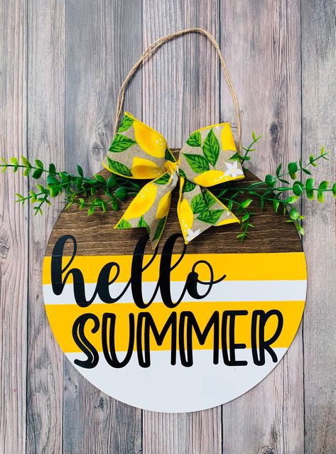 "▪️Adorable door or wall decor ▪️12\" diameter ▪️ 1/4\" thick-- very light weight! ▪️ twine string to hang ▪️ lemons wired bow ▪️ summer greenery on top" Door Signs Diy, Front Door Sign, Summer Door Hanger, Wooden Porch, Wooden Door Signs, Summer Porch, Summer Signs, Front Door Signs, Round Door