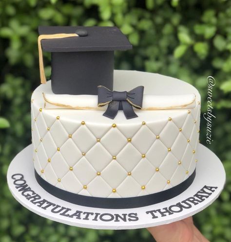 The best elegant graduation cake ideas college, graduation cake designs university and graduation cakes for high school | Looking for cute grad cakes or graduation cake decorations for your graduation party foods? If you're after unique graduation cake designs, these cakes work great as graduation party ideas! #graduation #graduationcake #graduationcakeideas #graduationcakedesigns #gradcake #graduationparty #graduationpartyideas #graduationpartyfoods Small Graduation Cake Ideas, Graduation Party Ideas Cake, University Graduation Cake, Graduation Cake High School, Matriculation Cake Designs, Graduation Cake Designs 2024, Cake Ideas For Graduation, Graduation Cake Ideas High School, Graduation Cake Designs College