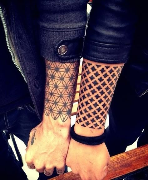 74 Matching Tattoo Ideas To Share With Someone You Love - BuzzFeed Mobile People With Tattoos, Labyrinth Tattoo, Tattoo Trend, Sacred Geometry Tattoo, Muster Tattoos, Geometry Tattoo, Matching Couple Tattoos, Matching Tattoo, Band Tattoo