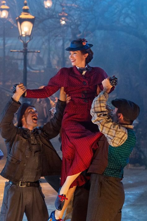 Hold Onto Your Umbrella! The Trailer For Mary Poppins Returns Will Blow You Away Mary Poppins Movie, Couples Disney, Sandy Powell, Mary Poppins Returns, Emily Mortimer, Agents Of S.h.i.e.l.d., Camp Rock, Julie Andrews, Disney Live Action