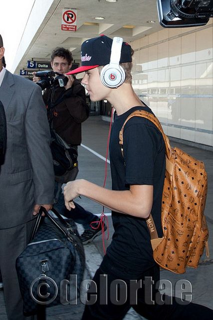 Justin Bieber toting MCM Cognac Visetos Backpack    Justin Bieber spotted arriving at LAX with Beats by Dr. Dre Pro over the ear headphones and carrying a Cognac Visetos MCM Backpack    Availble with or without studs, what is the difference, around £325    *courtesy of UK's exclusive luxury authentic handbag SPA Visit us on Facebook: www.facebook.com/DelortaeAgency Justin Bieber 2011, Mcm Bag, Dre Headphones, Mcm Backpack, Backpack Outfit, Mcm Bags, Handbag Outlet, Handbags Michael Kors