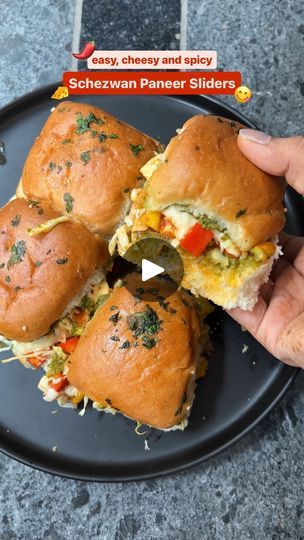 Veg Sliders, Pav Sliders, Paneer Sliders, Schezwan Paneer, Quick Snack Recipes, Sliced Cabbage, Jain Food, Pav Recipe, Schezwan Sauce