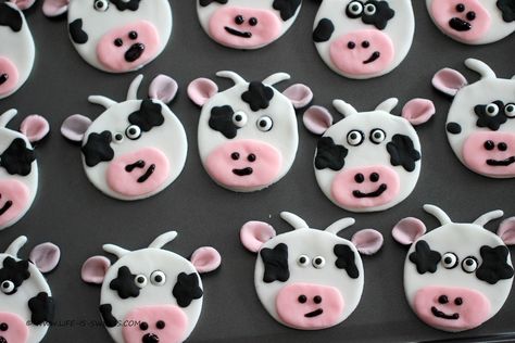 Cow Cupcakes, Cow Craft, Catering Food Displays, Cow Cakes, Decorated Cupcakes, Wedding Appetizers, Farm Cake, Animal Cupcakes, Edible Crafts