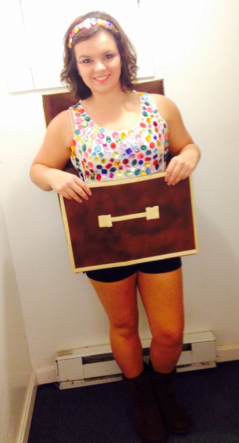 Treasure Chest Costume, Diy Treasure Chest, Underwater Party, Diy Valentines Crafts, Creative Valentines, Halloween 2024, Diy Valentines Gifts, Treasure Chest, Diy Costumes