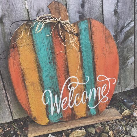 Outdoor Pallet Decorations, Pallet Projects Halloween Decoration, Pallet Wood Pumpkins, Fall Pallet Painting Ideas, Wooden Pumkin Decoration Ideas, Fall Wood Pallet Ideas, Pallet Fall Projects, Painting Wood Pumpkins, Wooden Pumpkins Painted