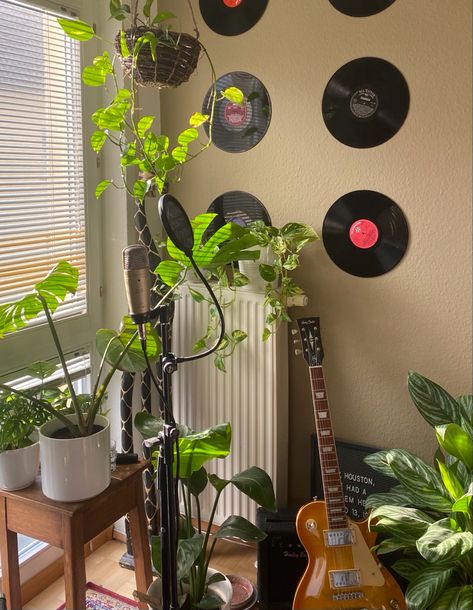 Room Decor For Musicians, Musicians Bedroom Aesthetic, Musician Decor Home, Guitar And Plants Aesthetic, Vynil Room Decor, Plant Music Room Aesthetic, Vynil Decor Ideas, Music Decor Aesthetic, Music Themed Room Aesthetic