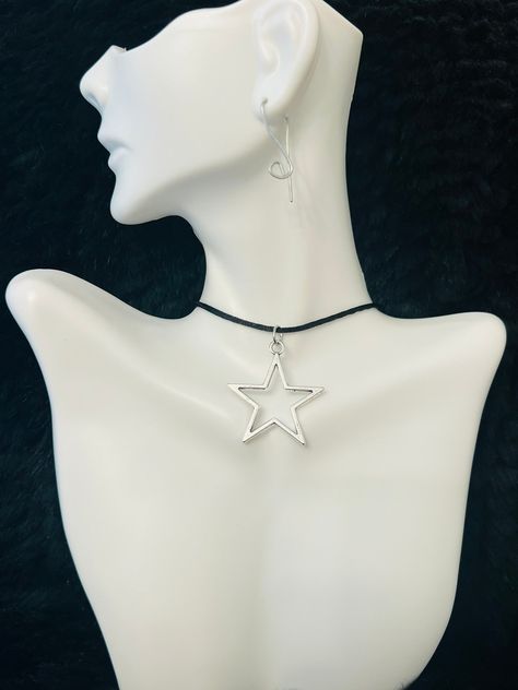 Black Star Necklace, Y2k Star Necklace, Star Y2k, Pandora Bracelet Charms Ideas, Star Choker, Cord Choker, Festival Necklace, Choker Black, Y2k Necklace