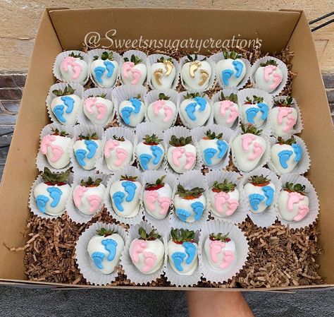 Gender Reveal Ideas Sweets Table, Gender Reveal Strawberries Shower Ideas, Desert For Gender Reveal, Gender Reveal Goodies, Treats For Gender Reveal Party, Gender Reveal Treats Ideas, Gender Reveal Chocolate Covered Strawberries, Gender Reveal Treat Ideas, Gender Reveal Chocolate Strawberries