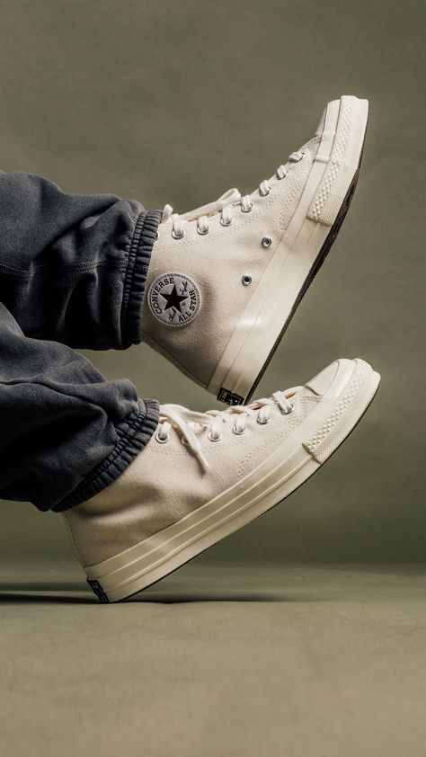 Men Converse Shoes, Converse Man, Mens Shoes Converse, Everyday Shoes Men, Converse High Tops Outfit Mens, Sneakers Converse, Converse 1970s Outfit Men, Converse Photoshoot, Converse Men Aesthetic