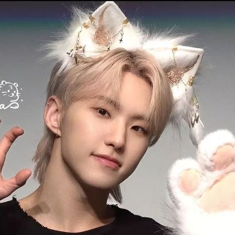 𝓣𝓲𝓰𝓮𝓻 𝓱𝓸𝓼𝓱𝓲 🐯🧡 on Instagram: "🐯🖤  240512 Music Korea Fan Sign  Ctto 💎 #hoshi #kwonsoonyoung #seveenteen #horanghae🐯" Hoshi Horanghae, Hoshi Tiger, Baby Bear Birthday Party, Kwon Soonyoung Hoshi, Hoshi Svt, Svt Kpop, Seventeen Hoshi, Bear Birthday Party, Fan Sign