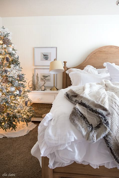 Woodlands Christmas Bedroom Decor Christmas Bedrooms, Holiday Bedroom, Christmas Tablescape, Christmas Cottage, Natural Decor, Christmas Decorations Bedroom, Woodland Christmas, A White Christmas, Christmas Bedroom