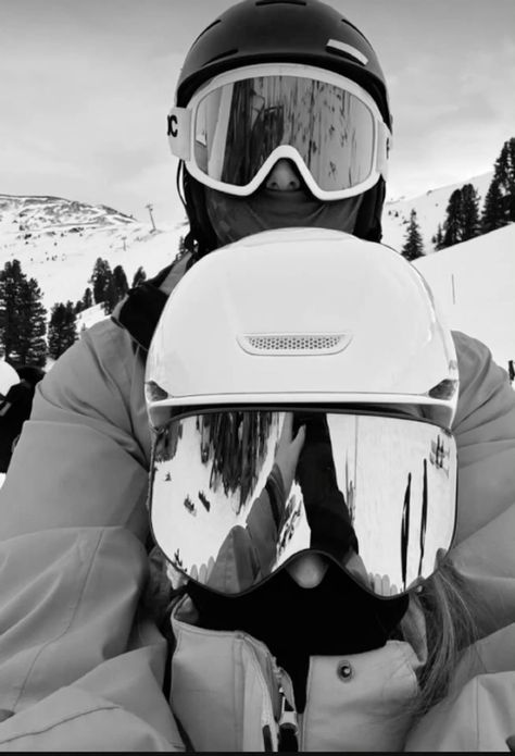 Ski Trip Couple Pictures, Ski Date Aesthetic, Snowboarding Couple Aesthetic, Snowboard Couple Pictures, Couple Hobbies Ideas, Skiing Pictures Ideas, Skiing Couple Aesthetic, Snowboarding Couple Pictures, Ski Couple Aesthetic