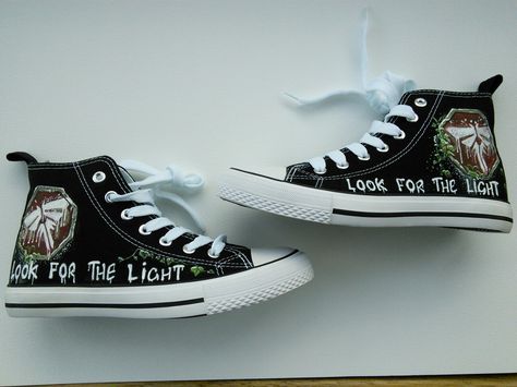 The Last of Us playstation game Converse boots painted with acrylic paint by Noreen O'Riordan Converse Painting Ideas, Melina Core, Customising Shoes, Customised Converse, Cute Converse Shoes, Converse Boots, Painted Converse, Painted Shoes Diy, Embroidered Converse