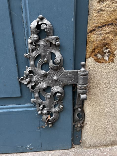 Organic Ceramics, Blacksmith Projects, Wrought Iron Doors, Iron Work, Old Doors, Door Furniture, Iron Doors, Door Accessories, Environmental Art